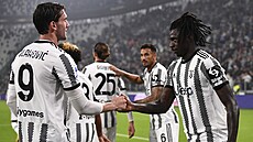 Moise Kean (vpravo) slaví se spoluhrái z Juventusu gól.