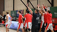 Slávisti�tí basketbalisté a jejich trenér Pavel Bene� slaví výhru nad Nymburkem.