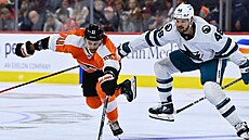Travis Konecny (11) z Philadelphia Flyers ují�dí v zápase se San Jose Sharks,...