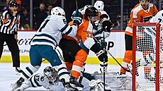 Radim �imek (vlevo) ze San Jose Sharks atakuje Zacka MacEwena (17) z...