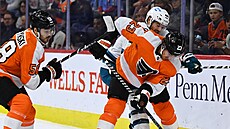 Luká� Sedlák (23) z Philadelphia Flyers si kryje puk v zápase se San Jose...