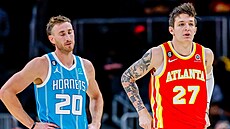 Vít Krej�í (vpravo) poprvé v dresu Atlanta Hawks v zápase NBA, sekunduje mu...