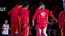 Dejounte Murray z Atlanta Hawks nastupuje k zápasu.