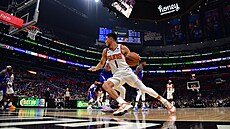 Devin Booker (1) z Phoenixu atakuje ko LA Clippers.