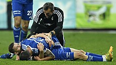 Daniel Mareek z Mladé Boleslavi (na zemi) se raduje se spoluhrái..