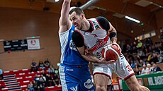 Robert Riki z Pardubic se tlaí pod ko  Oberwartu.