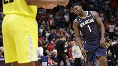 Pokulhávající Zion Williamson z New Orleans Pelicans po svém pádu v zápase s...