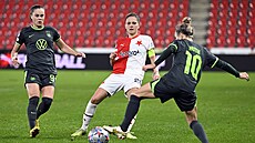 Ewa Pajerová (vlevo) a Svenja Huthová z Wolfsburgu brání Dianu Bartoviovou ze...