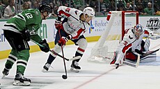 Radek Faksa (12) z Dallas Stars a Martin Feherváry z Washington Capitals v...