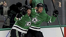 Joel Kiviranta (vlevo) a Radek Faksa slaví gól Dallas Stars.