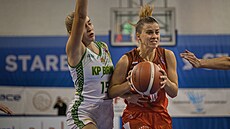 Dominica Hynková (vlevo) z KP Brno brání v zápase s Ragusou Dubrovník.