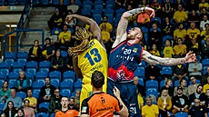 Dontay Bassett (13) z Opavy a imon Purl z Brna na rozskoku