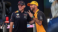 KAMARÁDI. Max Verstappen válí za Red Bull, Daniel Ricciardo sedá do kokpitu...