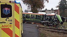 Ve Vrchlabí se srazil elektrobus s projí�d�jícím vlakem. (22. �íjna 2022)
