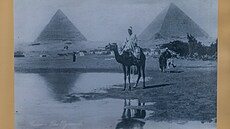Pyramidy, Egypt, 19241930. Snímek je z výstavy fotografií Rudolfa Lehnerta v...