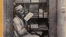Knihkupec ped svými poklady, Káhira, 1924. Snímek je z výstavy fotografií...