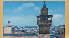 Muezzin svolává z vrcholu minaretu vící k modlitb, Tunis, 19041908. Snímek...
