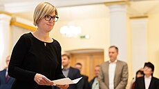 Hradecká zastupitelka Pavlína Springerová (HDK) skládá slib. (24. íjna 2022)