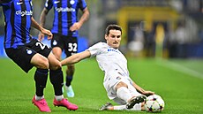 Plze�ský bek Milan Havel (ve skluzu) v akci b�hem zápasu Ligy mistr� na...