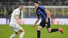 Alessandro Bastoni z Interu Milán (vpravo) odehrává balon kolem plze�ského...