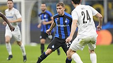 Nicoló Barella z Interu Milán kli�kuje kolem plze�ského obránce Milana Havla.