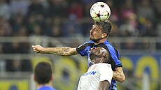 Francesco Acerbi, obránce Interu Milán, hlavi�kuje p�ed plze�ským úto�níkem...