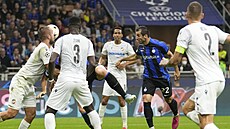 Henrich Mchitarjan z Interu MIlán (. 22) dává hlavou úvodní gól utkání Ligy...