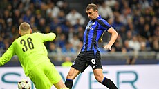 Edin Deko z Interu Milán skóruje v utkání Ligy mistr s Plzní.