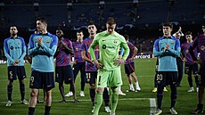 Zklamaní fotbalisté Barcelony po vypadnutí z Ligy mistr� d�kují fanou�k�m za...