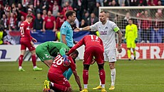 Kapitán fotbalového Slovácka Michal Kadlec se diví verdiktu rozhod�ího v duelu...