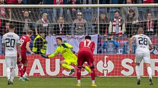 Filip Nguyen, branká Slovácka, inkasuje z penalty v zápase Konferenní ligy s...