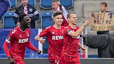 Ondrej Duda z Kölnu (vpravo) se raduje z promnné penalty v zápase se...