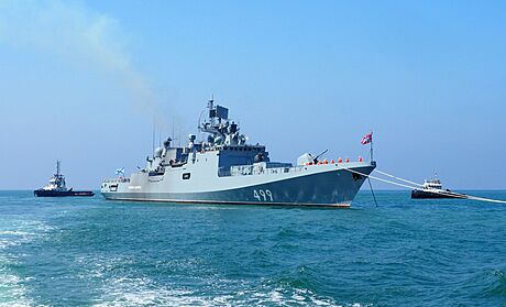 Ruská fregata Admirál Makarov u beh Sýrie na snímku z roku 2020