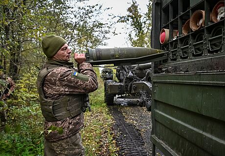 Ukrajinský voják se pipravuje ke stelb z taené polní houfnice FH-70 na...