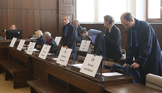 Obalovaní a jejich obhájci picházejí k eskobudjovickému krajskému soudu.
