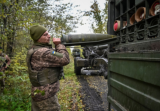 Ukrajinský voják se připravuje ke střelbě z tažené polní houfnice FH-70 na...