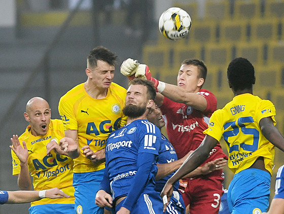 Branká Olomouce Jakub Trefil boxuje mí bhem zápasu proti Teplicím.