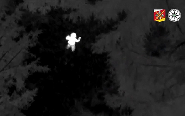 Ztracený dvouletý hoch ušel v horách tři kilometry, vrtulník jej našel v lese