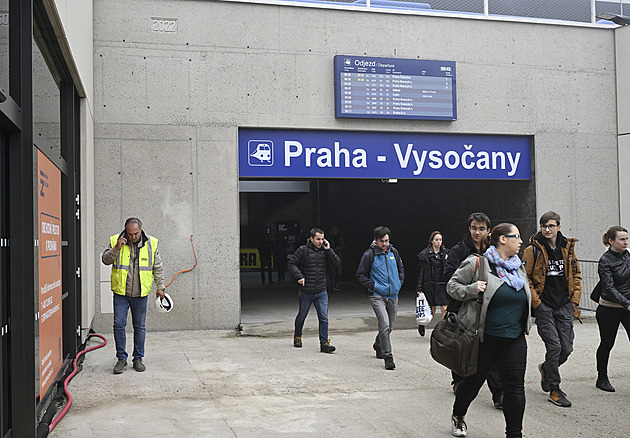 Vlaky v Praze narážejí na kapacitní strop. Zpoždění roste, část nedorazí do centra