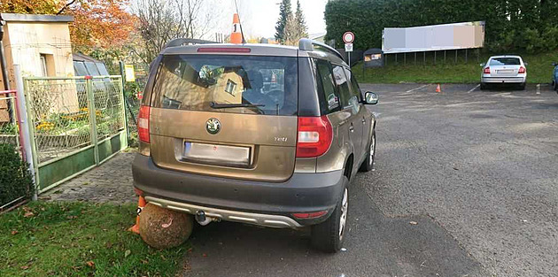 Od krematoria ujelo špatně zabrzděné auto, srazilo chodce a přejelo mu nohu