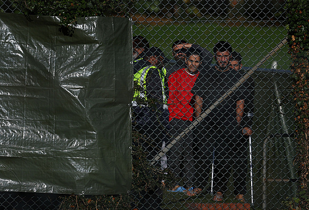 Britské centrum pro migranty praská ve švech, Sunakova vláda čelí kritice