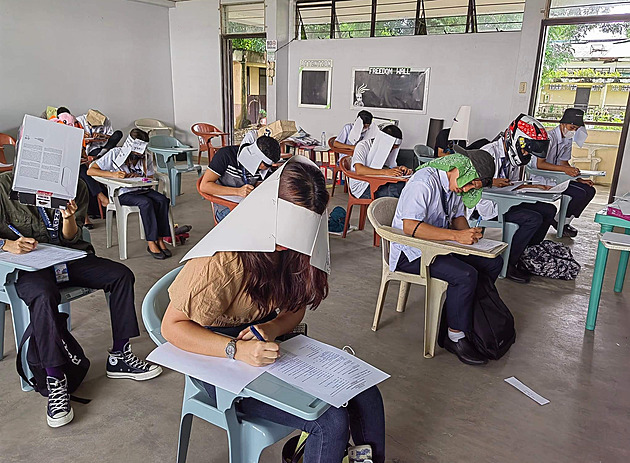 Filipínští studenti neměli opisovat, přišli v přilbách či kloboucích z kartonu