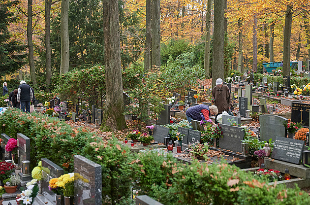 Svátek zesnulých na Lesním hřbitově ve Zlíně (říjen 2022)