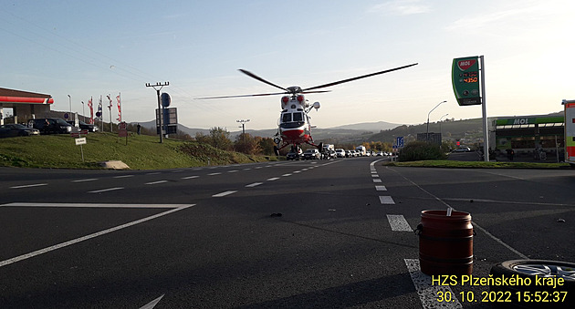 Záchranářský vrtulník vezl těžce zraněnou ženu, při vzletu ho ohrozil dron