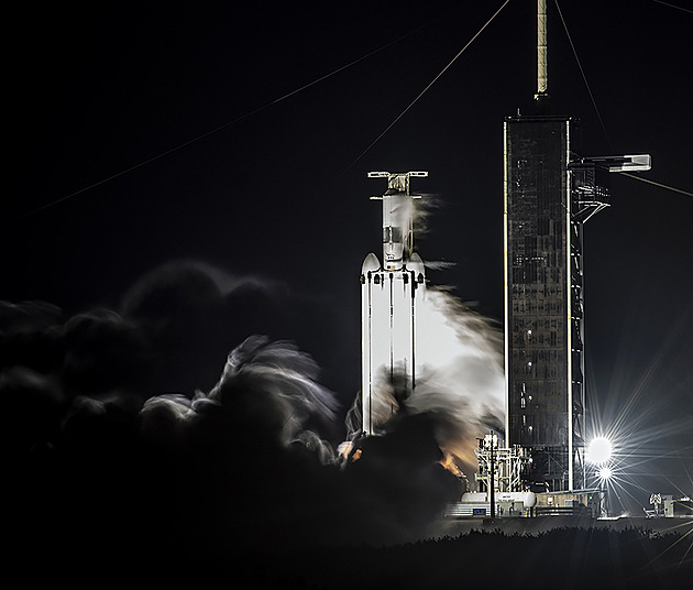 Muskova raketa Falcon Heavy veze do vesmíru satelity pro americkou armádu