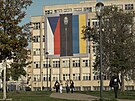 Na budov ministerstva vnitra visí vlajka s Putinem