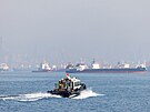 Lod ekají na proplutí Bosporským prlivem v Turecku. (31. íjna 2022)