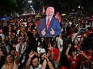 Volii brazilského exprezidenta Luize Inácia Luly da Silva slaví jeho vítzství...