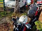 Dod�vka i motocykl skon�ily po st�etu v plotu rodinn�ho domu.