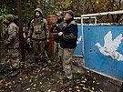 Ukrajintí vojáci ve vesnici poblí frontové linie v Doncké oblasti ekají na...